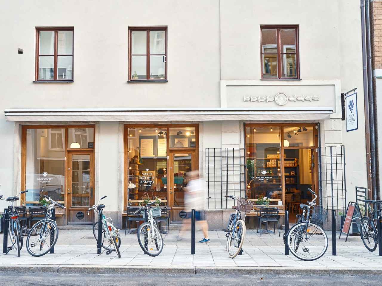 본점 앞면 · 쇠데르말름(Södermalm)의 본점. 유리에 붙은 문구는 「한 방울 한 방울이 중요하다」. ⓒDrop Coffee Roasters