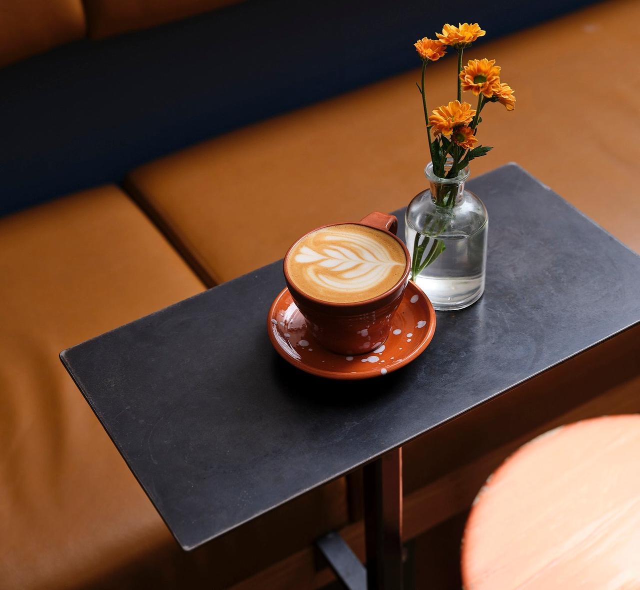 한 잔과 한 자리 · 본점 실내의 2인용 자리. 잔 하나에 탁자 하나가 붙는다. ⓒDrop Coffee Roasters