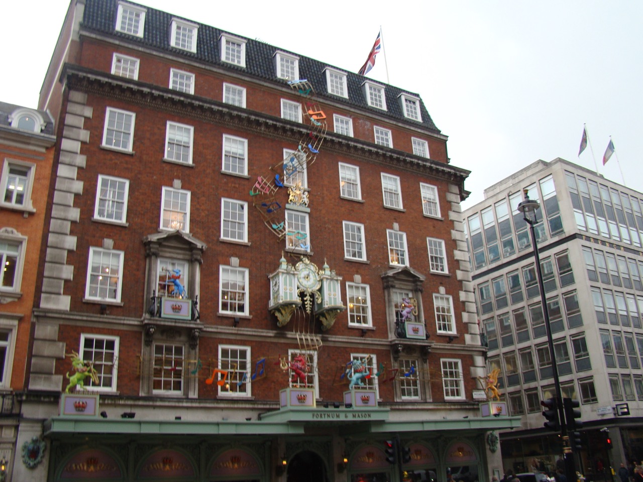 1707년의 식료품점 · 런던 피카딜리의 Fortnum 본점. 정면의 시계가 이 건물의 표지다. ⓒRobert Lamb · Wikimedia Commons (CC BY-SA 2.0)