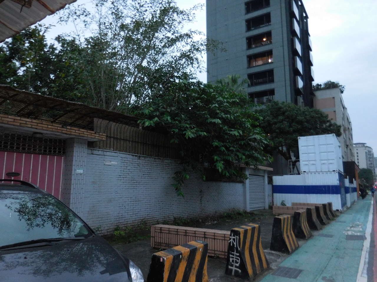 복원 넉 달 전 · 2022년 3월. 담장 안 나무 너머로 고층 아파트가 붙어 선다. ⓒ林高志 · Wikimedia Commons (CC BY-SA 4.0)