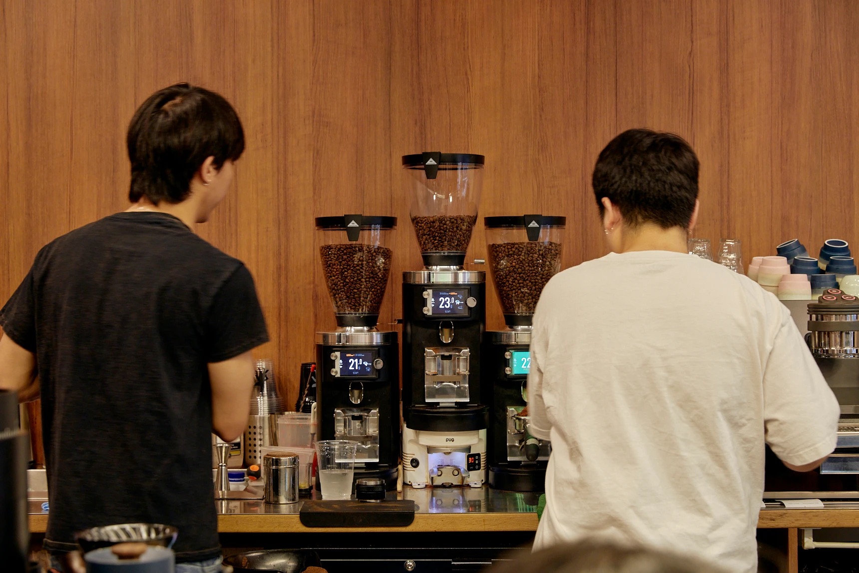 그라인더 세 대 · 바 뒤편 원목 벽에 그라인더 세 대를 나란히 세웠다. ⓒCasey Horsfield · Broadsheet