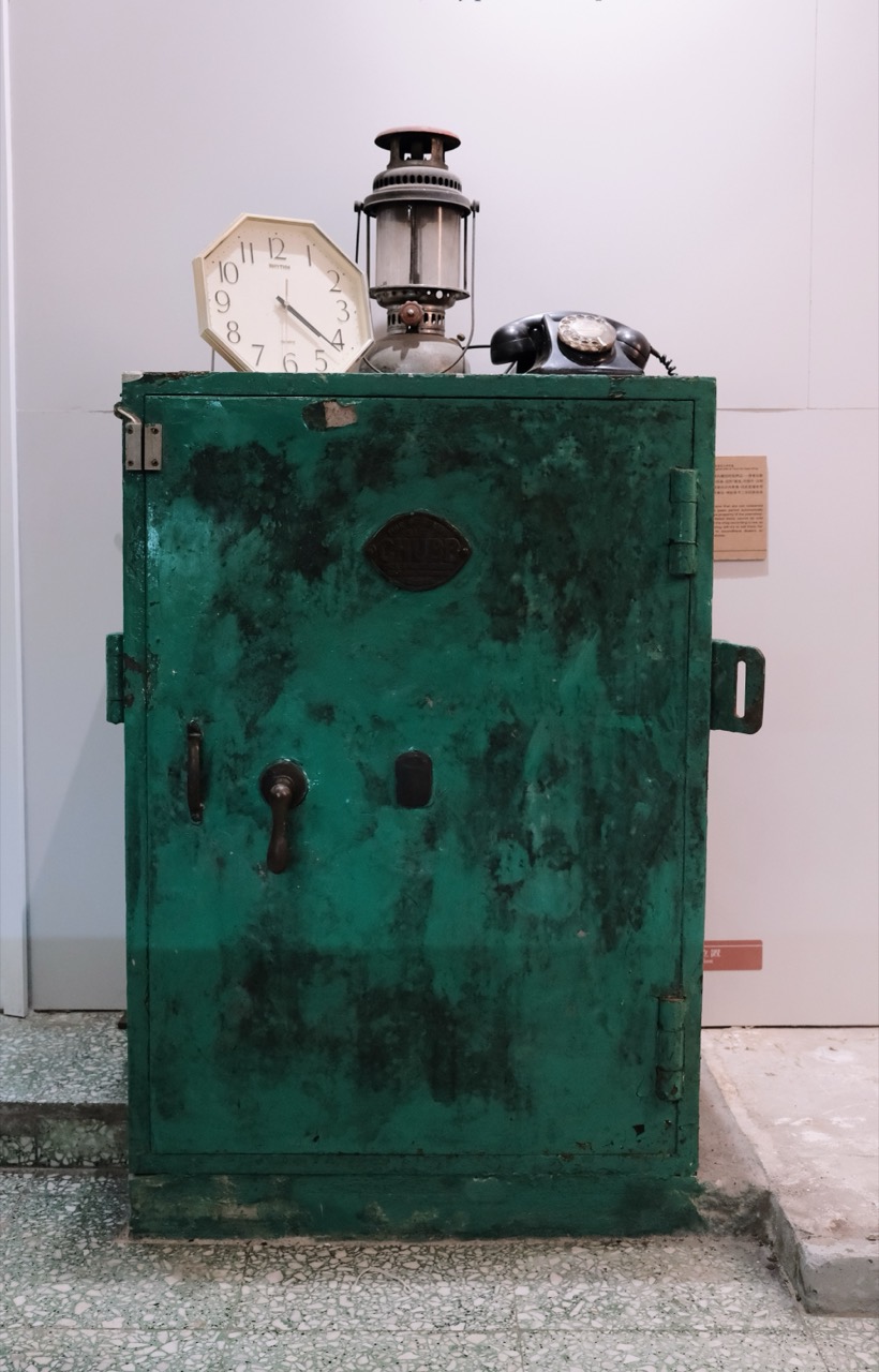 緑の金庫 · 質草をしまっていた金庫の上に、時計とランプ、古い電話機を置いた。ⓒandthen