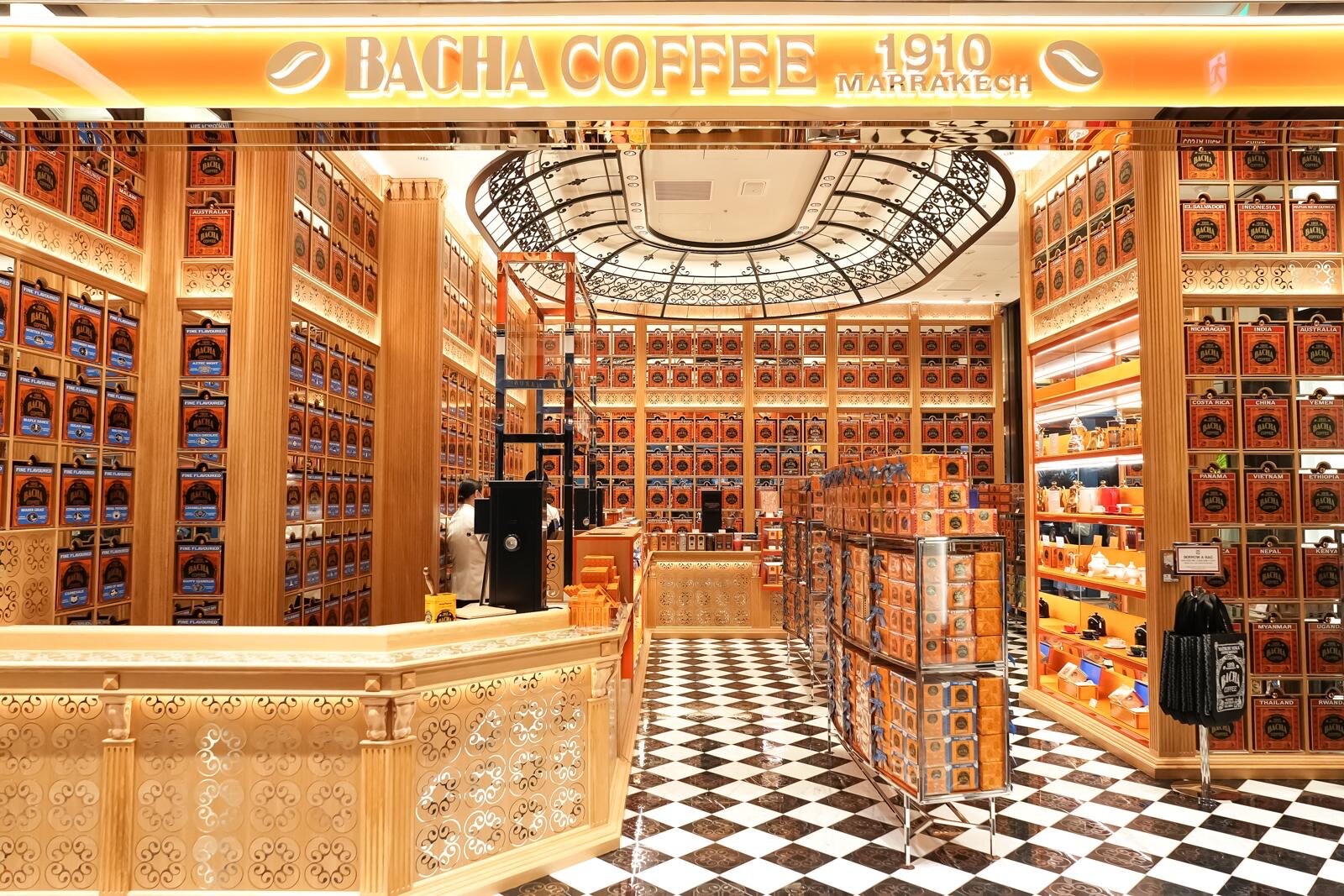 椅子のない2号店 · 新丸の内ビルディング1階の店。壁をコーヒーの箱で埋め、白黒の市松模様の床は銀座店からそのまま持ってきた。ⓒFashion Press