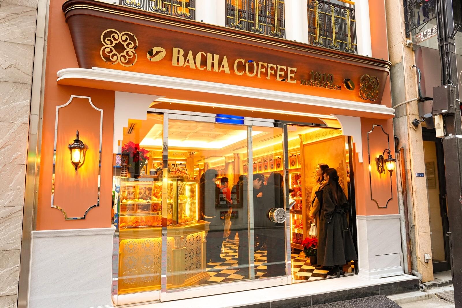 銀座5丁目の1号店 · 3フロア377㎡。ガラス扉の奥の1階がブティック、上の2フロアがコーヒールーム。ⓒFashion Press