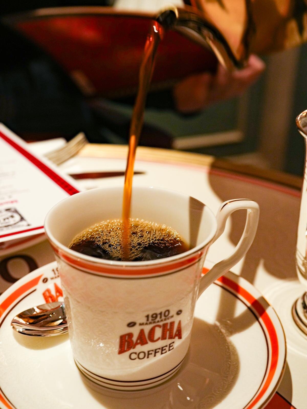 ポットで出るコーヒー · カップではなくポットで出す。クリームとシュガースティックが付く。ⓒFashion Press