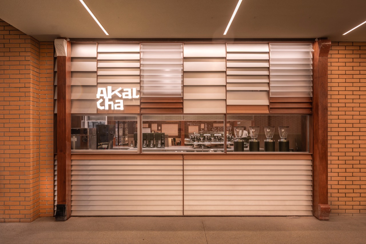 테이크아웃 창구 · 유리창 너머로 그라인더와 추출 기계가 그대로 보인다. ⓒZhaoLin · Jason Design Group