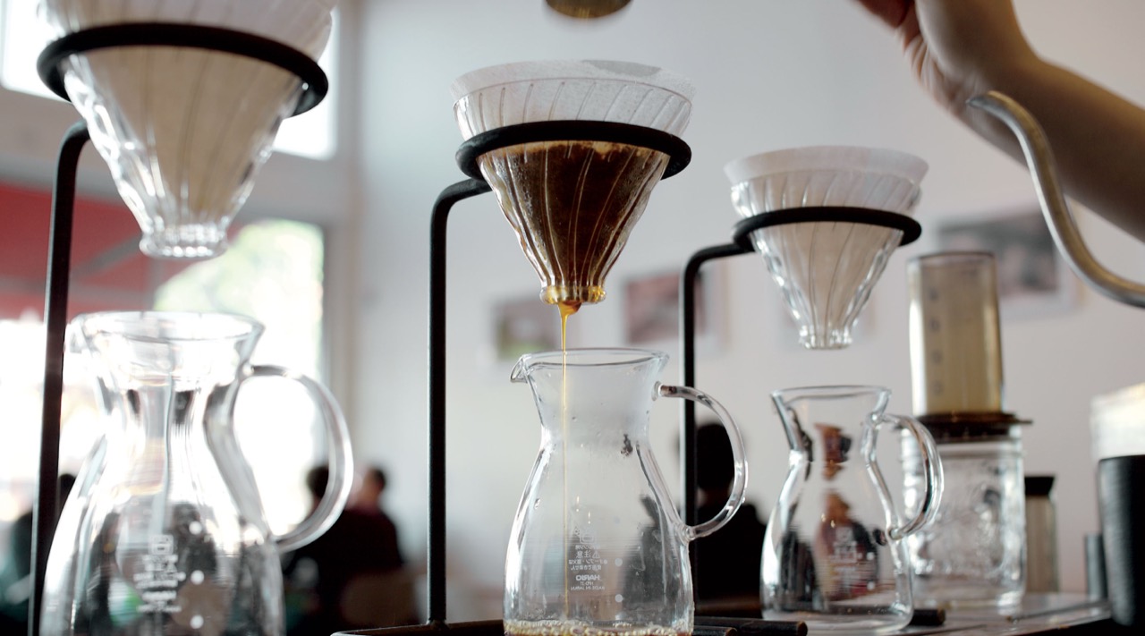 푸어오버 줄 · 드리퍼를 나란히 걸고 한 잔씩 내린다. ⓒRitual Coffee Roasters
