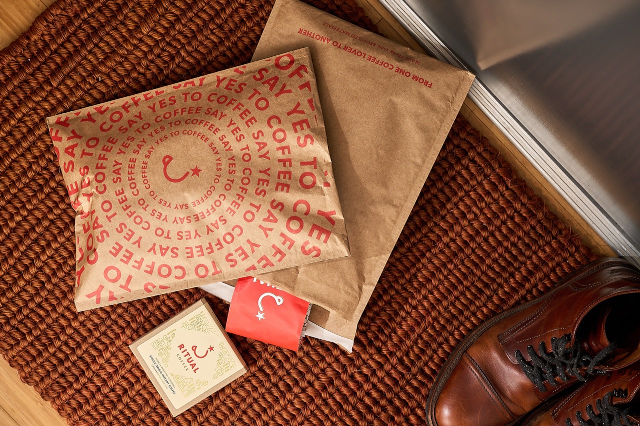 문 앞에 도착한 원두 · 온라인으로 주문한 원두가 이 봉투에 담겨 온다. ⓒRitual Coffee Roasters