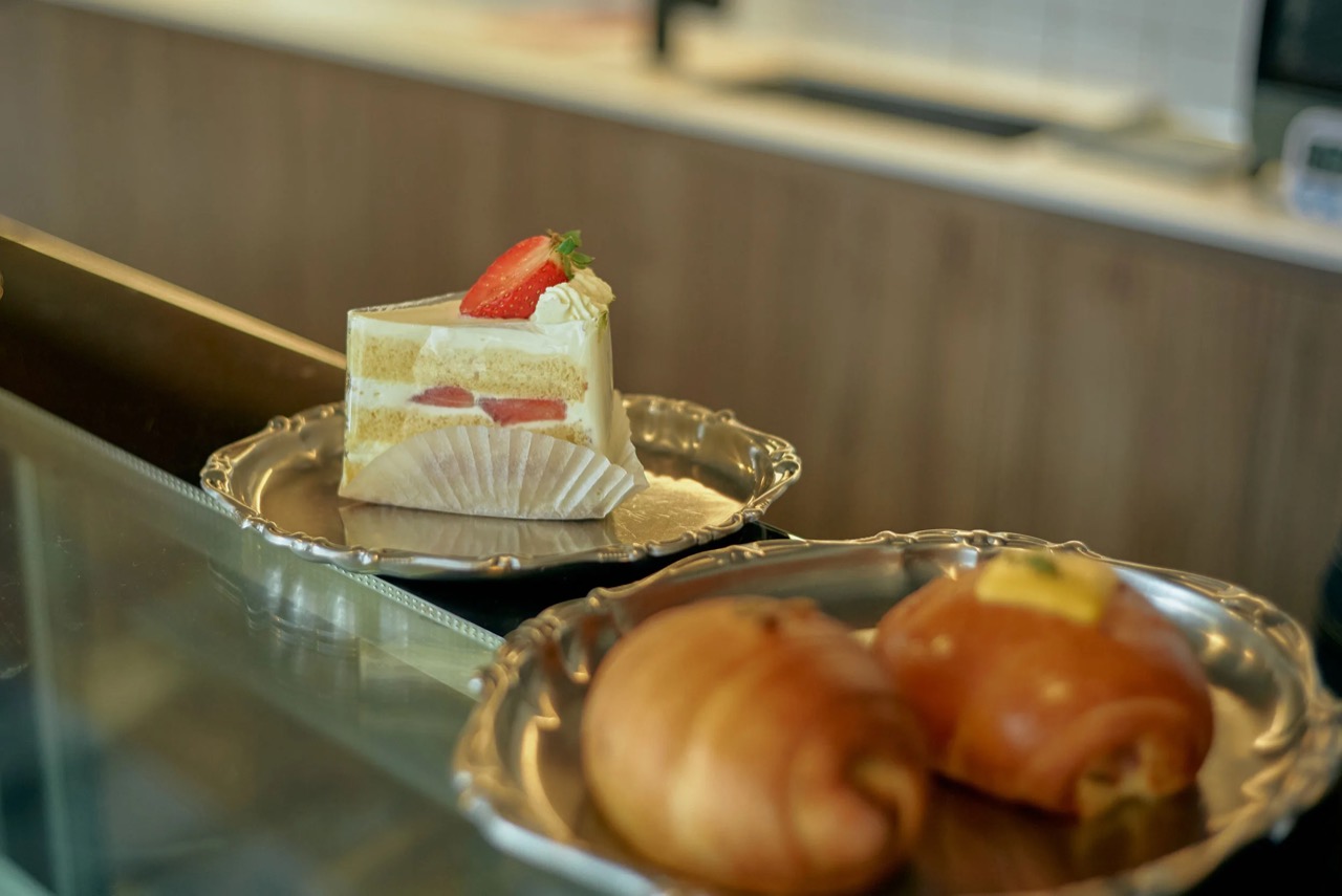 Shortcake and shio pan · Cakes are sold by the slice. ⓒBroadsheet