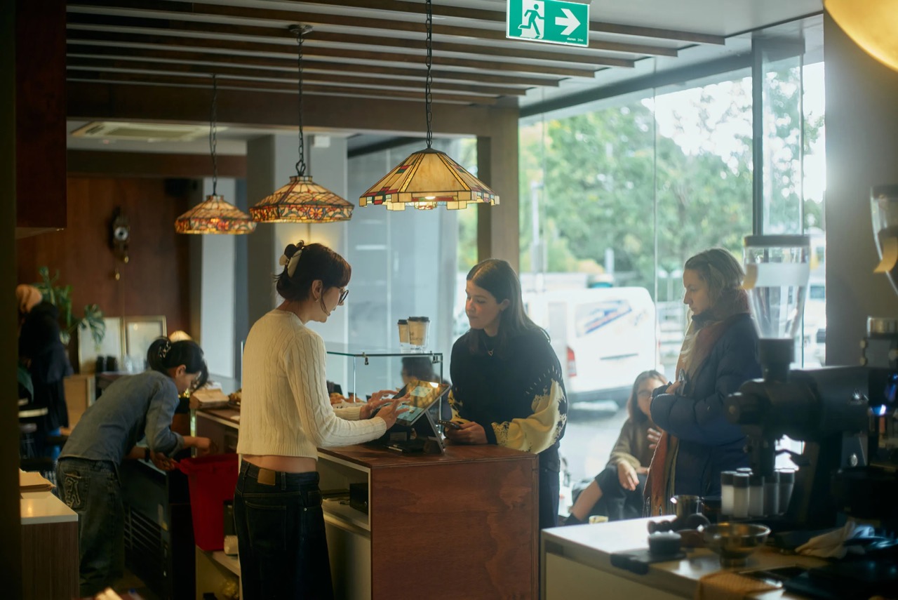 The queue at the counter · The bread cabinet and the counter run in one line. ⓒBroadsheet