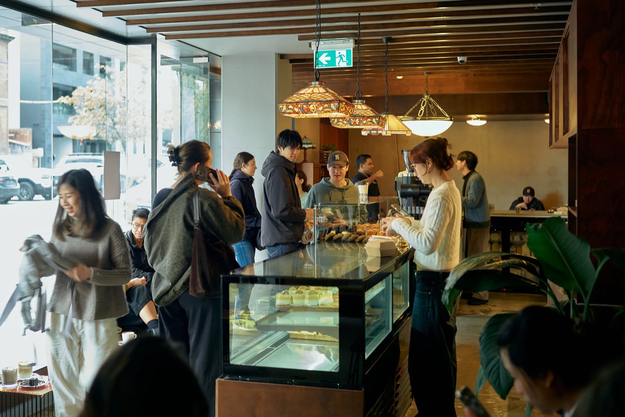 The afternoon room · Seating is gathered along the glass wall. ⓒBroadsheet