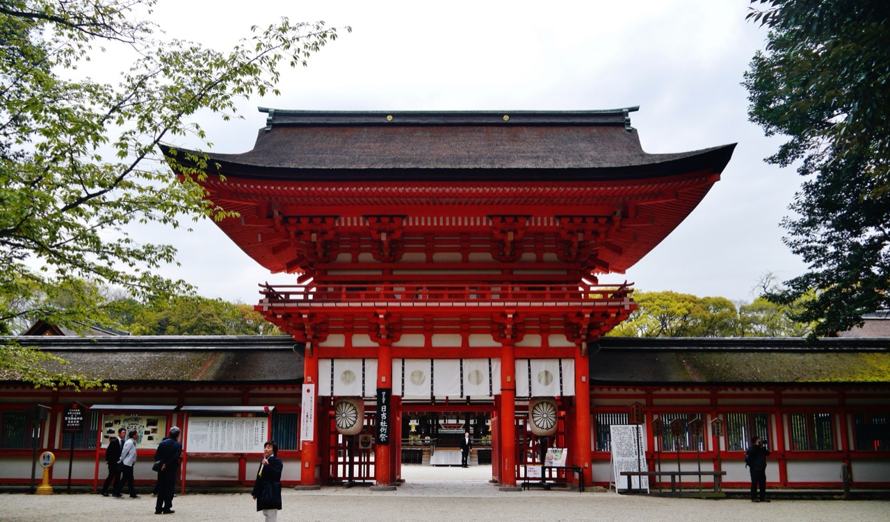 시모가모 신사 누문(楼門) · 본점은 이 신사 곁에 있다. ⓒZairon, CC BY-SA 4.0 (Wikimedia Commons)