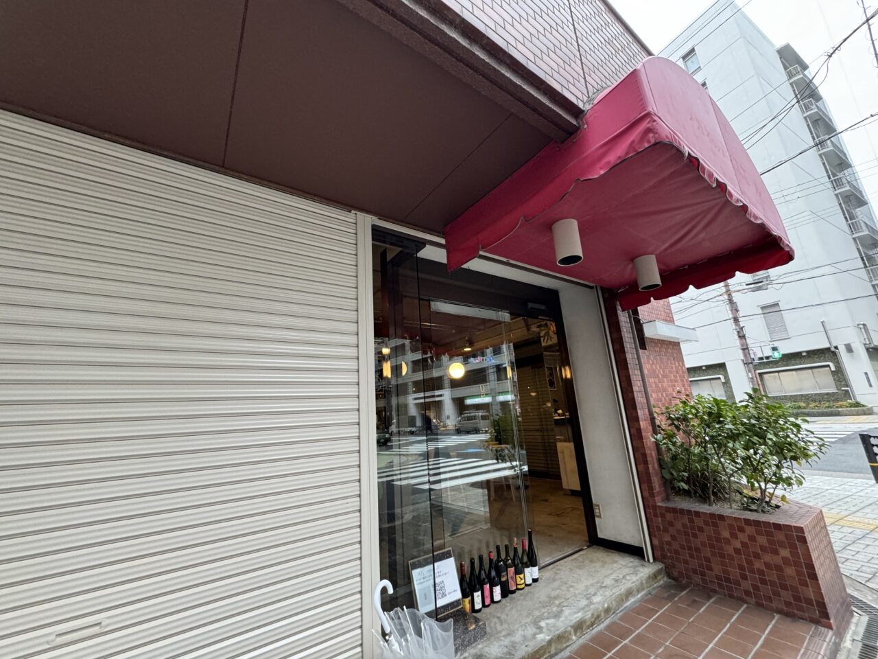 개점 직전의 신마치 가게 · 안경점이 쓰던 붉은 차양이 아직 남아 있다. ⓒ号外NET 大阪市西区