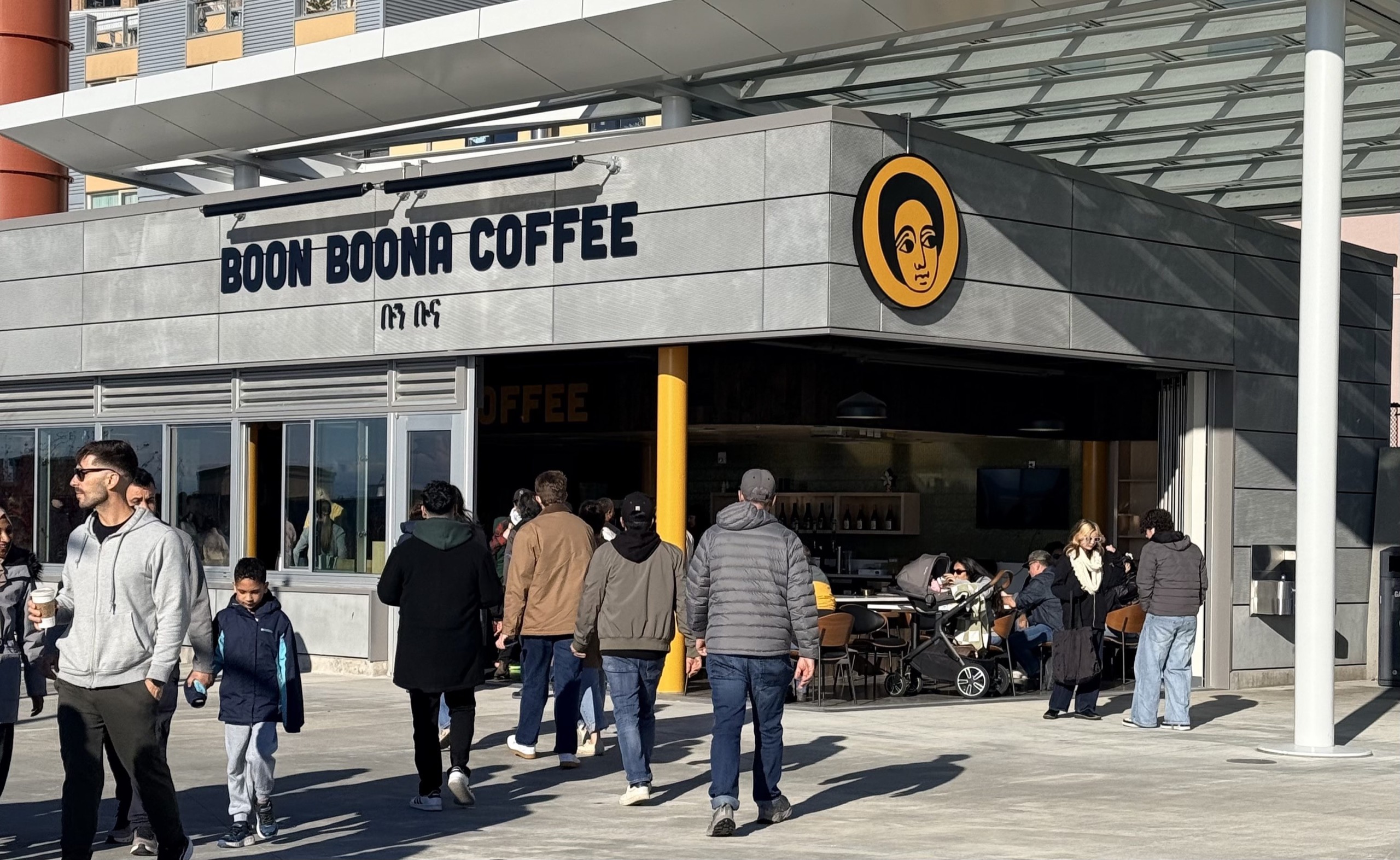 오버룩 워크의 Boon Boona Coffee · 파빌리온 지붕 아래 가게 전면이 유리문으로 열린다. ⓒFriends of Waterfront Park