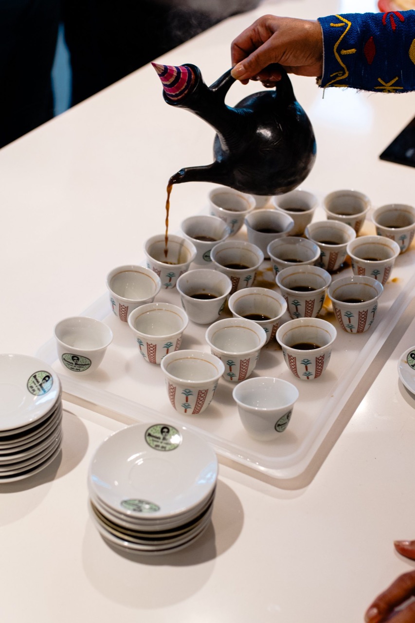 제베나로 따르는 커피 · 주전자를 높이 들어 작은 잔을 한 줄로 채운다. ⓒJeriel Calamayan, Boon Boona Coffee 제공
