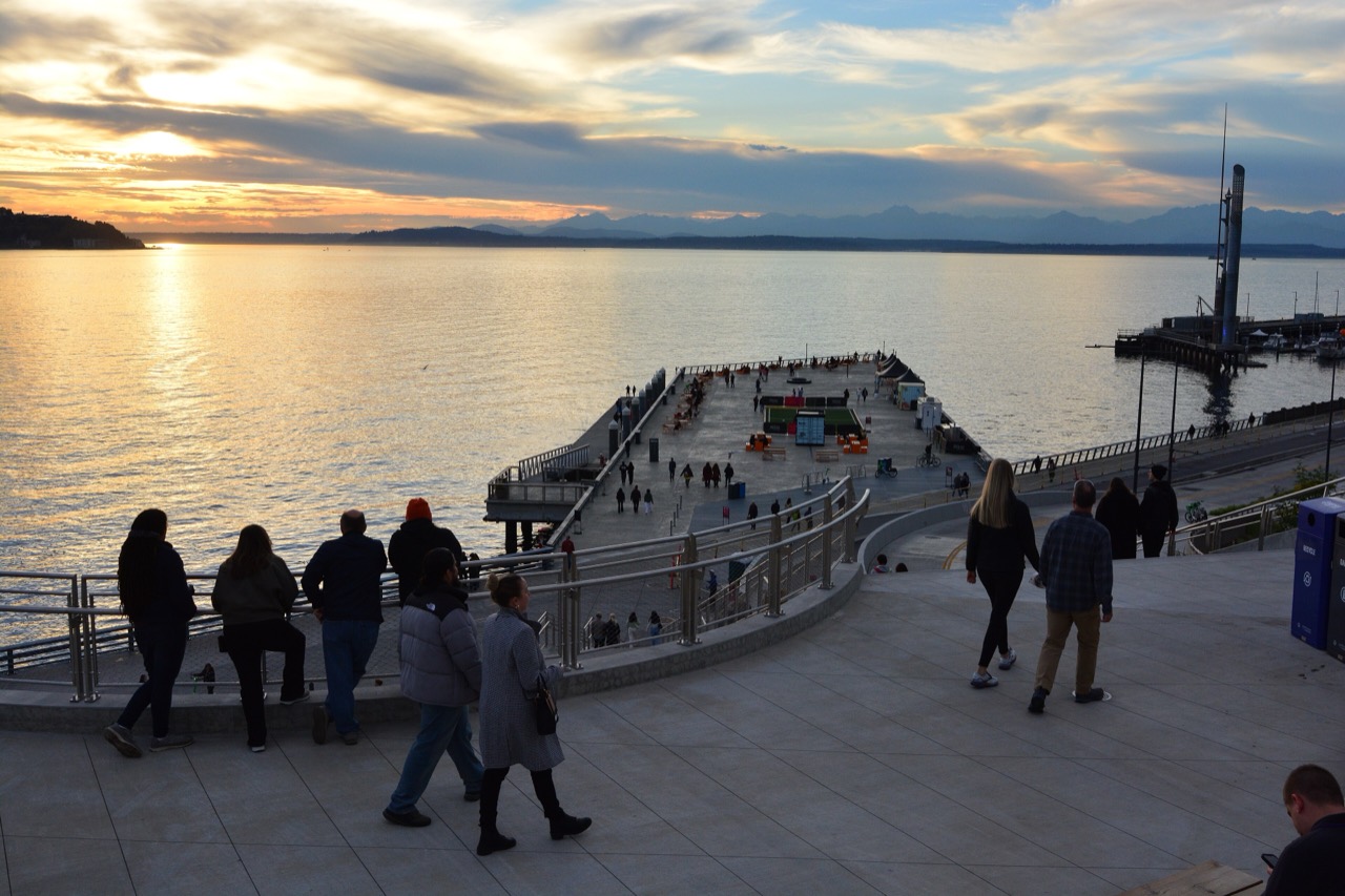 저녁의 오버룩 워크 · 보행교 끝 전망대에서 엘리엇 만(Elliott Bay)이 내려다보인다. ⓒJoe Mabel, CC BY-SA 4.0 (Wikimedia Commons)