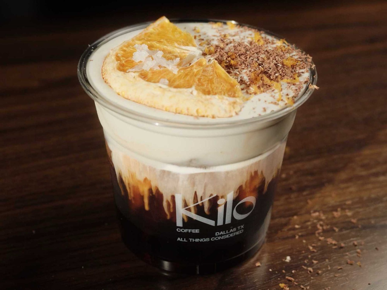 오렌지를 올린 시그니처 음료 · 개업 전 기사에는 .214라는 이름으로 소개됐다. ⓒKilo Coffee, CultureMap Dallas 게재