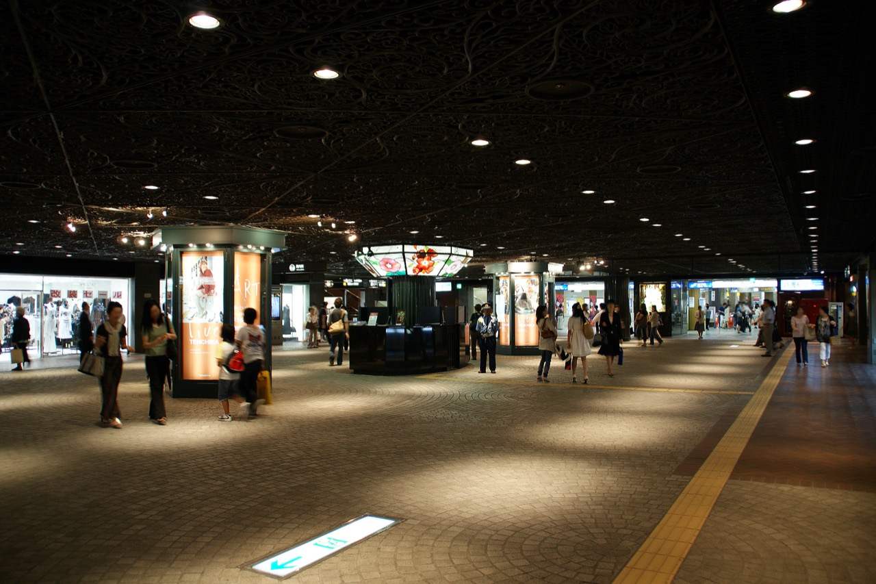 덴진 지하상가의 복도 · 돌바닥 위로 덩굴무늬 천장이 590m 이어진다. ⓒJKT-c, CC BY 3.0 (Wikimedia Commons)