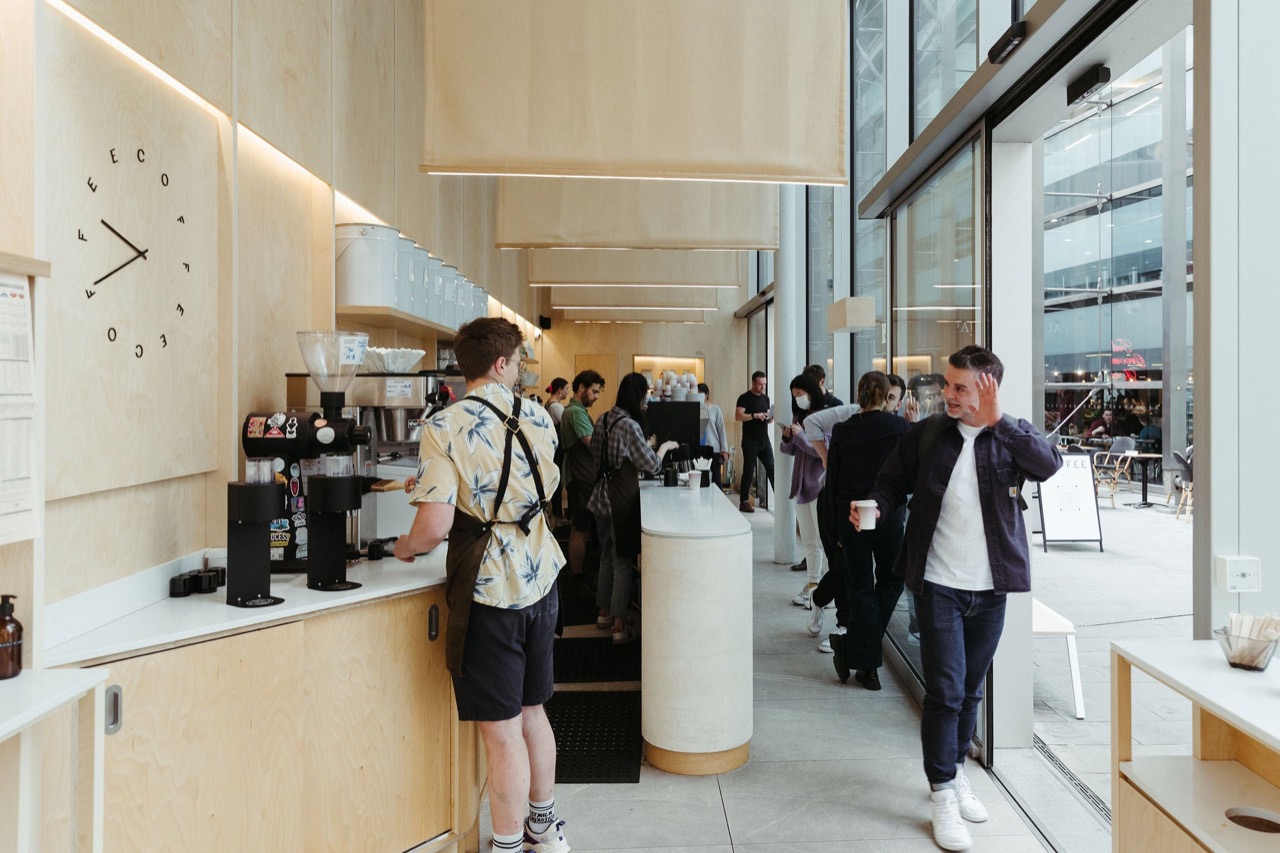 Tower 42점의 바 · 긴 바를 따라 주문과 픽업이 한 줄로 흐른다. ⓒRosslyn 공식 사이트