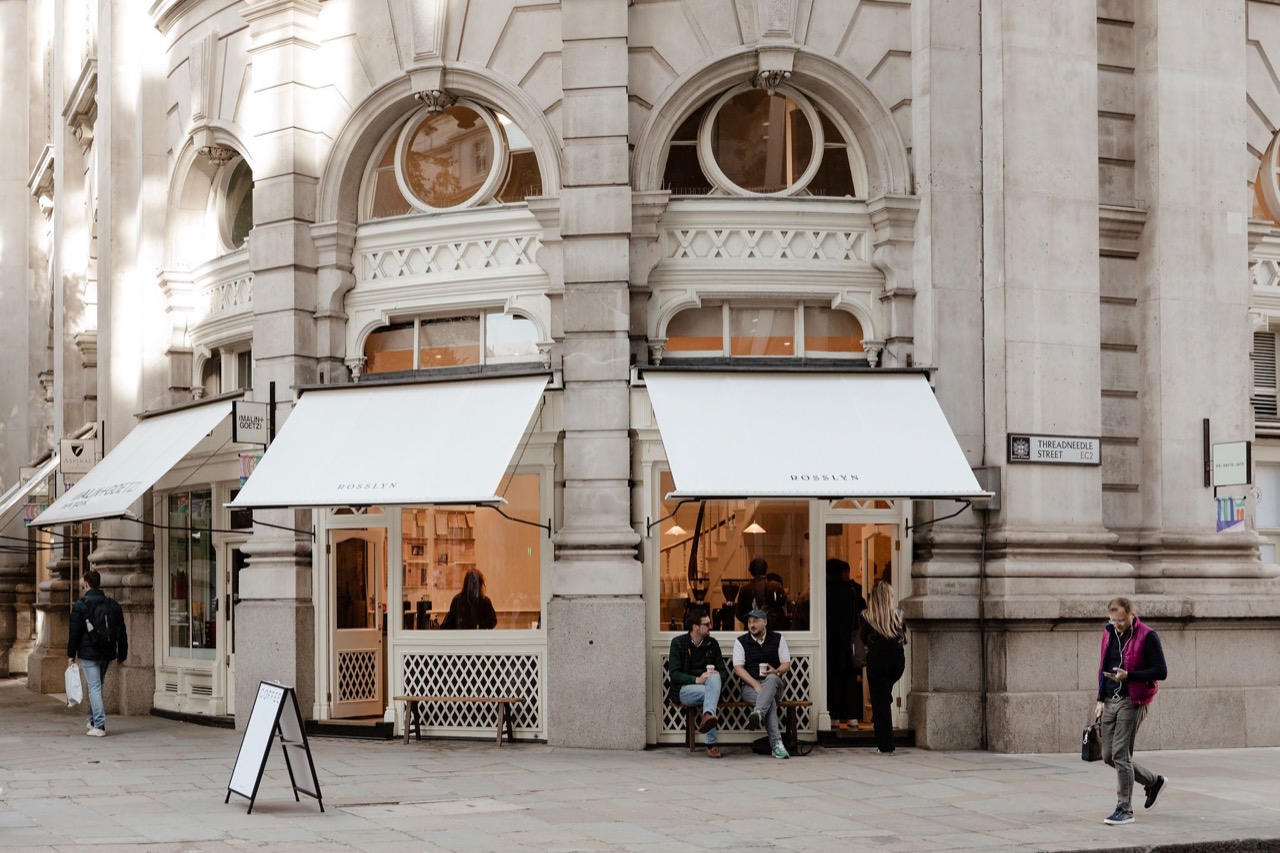 로열 익스체인지점 · 상인 거래소로 지은 로열 익스체인지(Royal Exchange) 건물 1층에 들어갔다. ⓒRosslyn 공식 사이트
