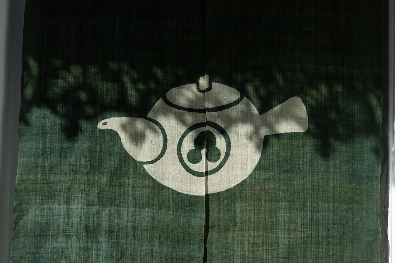 입구의 노렌 · 흰 찻주전자 그림이 가게 로고다. ⓒYusuke Oba · Broadsheet