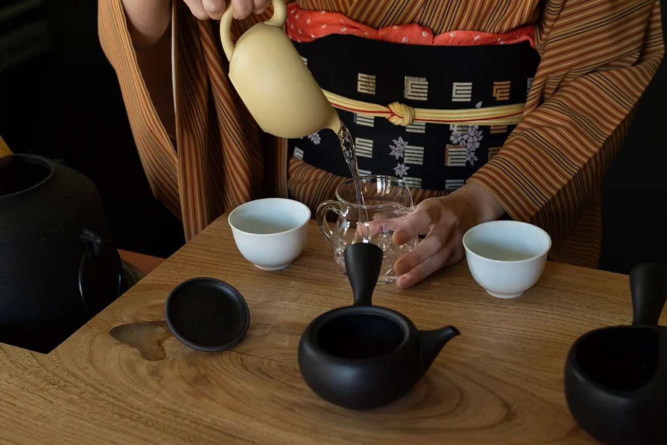 바에서 차를 따르는 모습 · 잔 두 개와 검은 주전자를 놓고 차를 나눠 따른다. ⓒYusuke Oba · Broadsheet