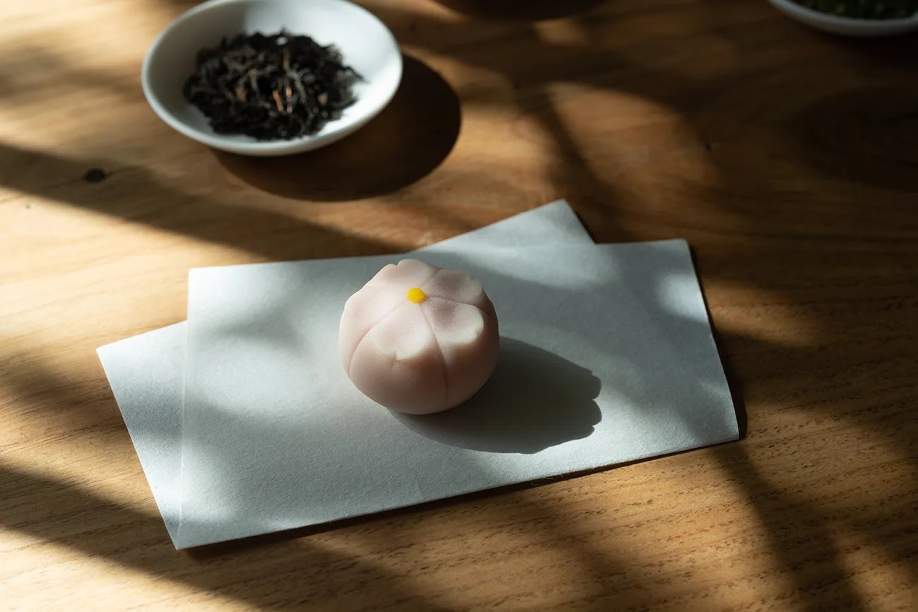 네리키리 · 계절 체험에 말차와 함께 내는 화과자다. ⓒYusuke Oba · Broadsheet