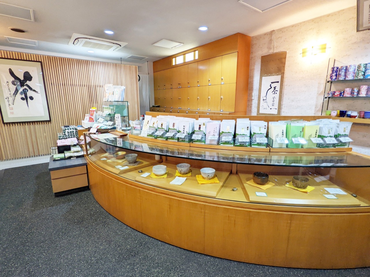 도쿄 한다엔 매장 · 유리 진열대에 찻잎을 늘어놓은 도쿄 매장이다. ⓒTOKYO HANDA TEA