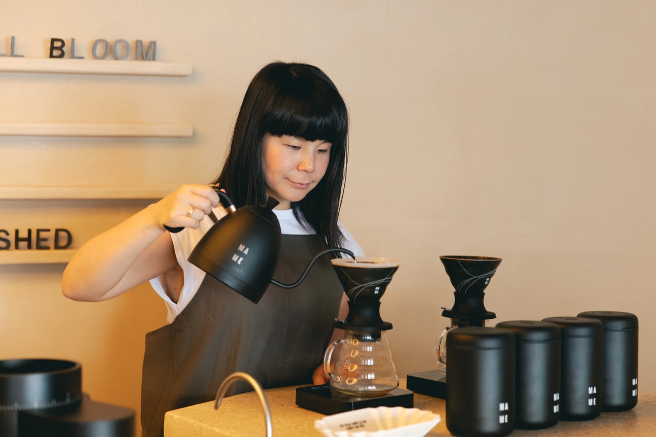핸드브루를 내리는 후카호리 에미 · 바 위에 원두 통을 늘어놓고 한 잔씩 내린다. Photo: Kisa Toyoshima ⓒTime Out Tokyo