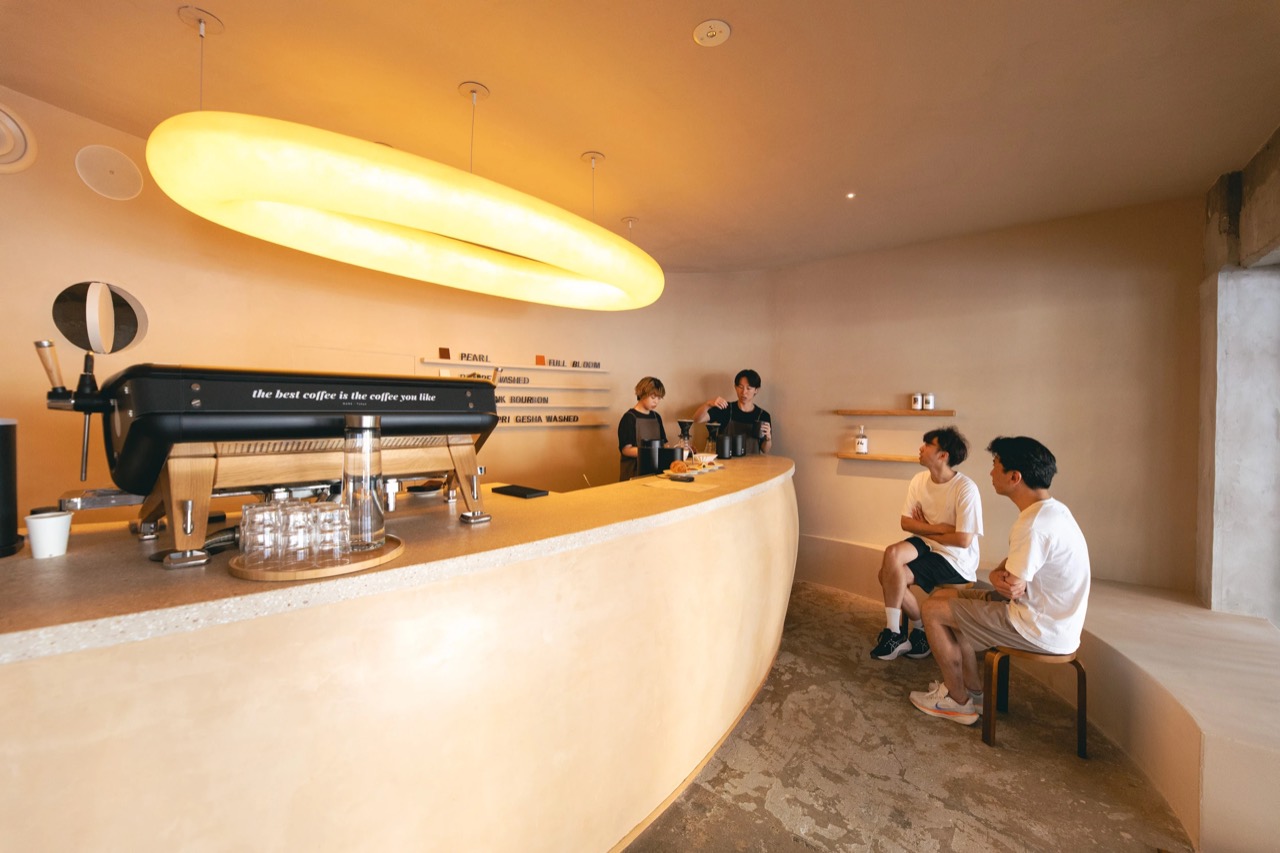 바 앞 벤치 · 바를 마주 보고 벽에 붙은 벤치에 앉는다. Photo: Kisa Toyoshima ⓒTime Out Tokyo