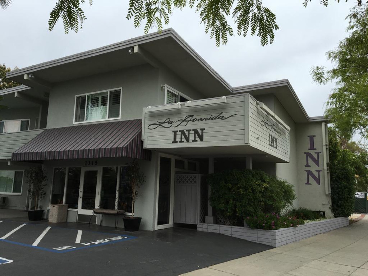 여기가 모텔이었다 · 고쳐 짓기 전의 La Avenida Inn. 해변 도시의 흔한 2층 모텔이었다. ⓒLa Avenida Inn