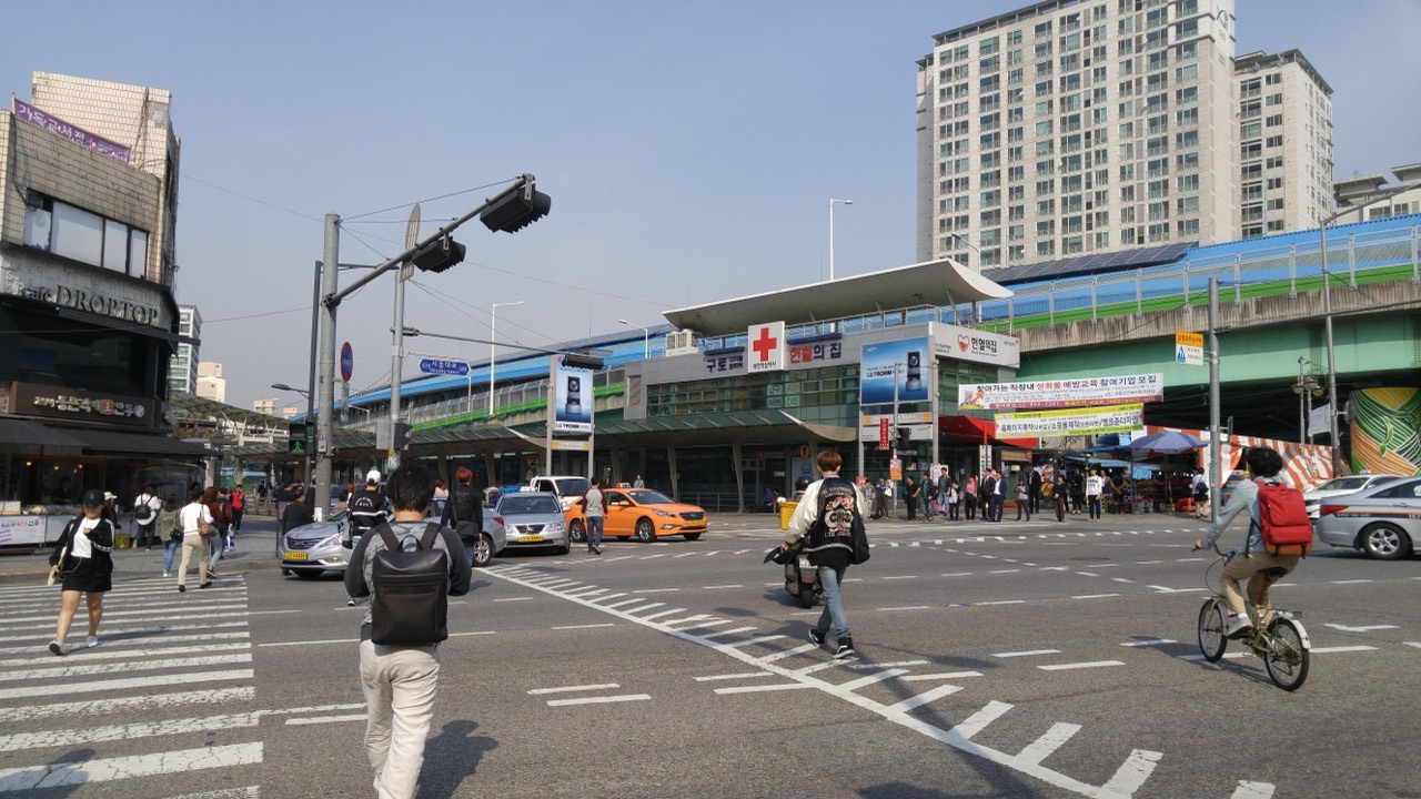배후가 사무실이다 · 구로디지털단지역 사거리. 업무지구를 낀 입지라 주중 출장 수요와 주말 여가 수요의 결이 다르고, 그 낙차가 대욕장 같은 시설을 요구한다. ⓒWikimedia Commons