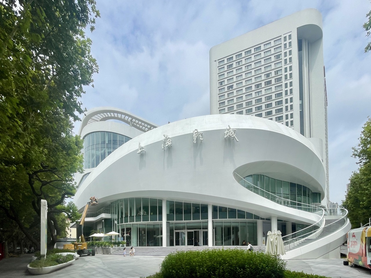 ホテルがこの建物に付いている · 上海影城SHO。2023年6月に再開館し、ホテル、クラブ、歴史建築と5,000㎡の空間でつながる。ⓒWikimedia Commons