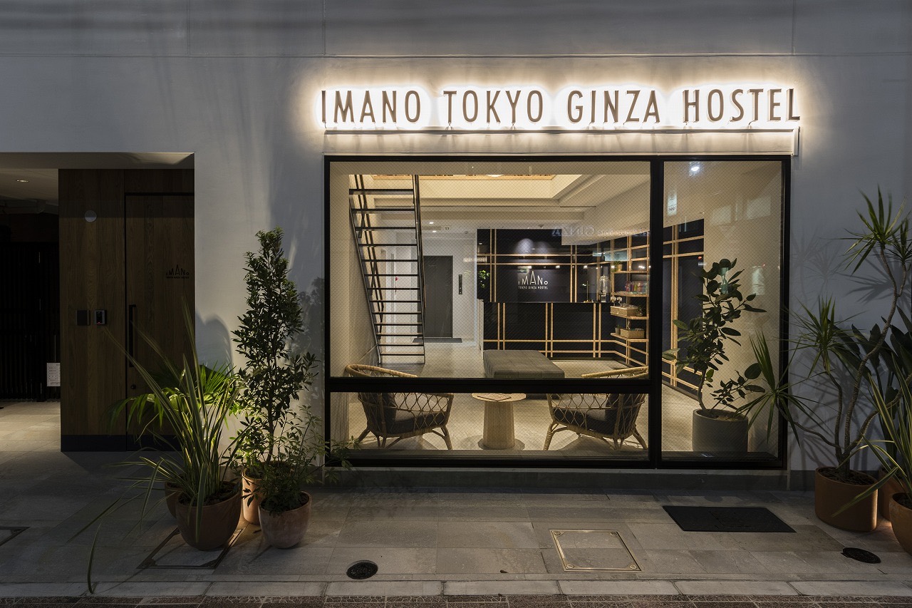 同じ場所、2017年 · IMANO TOKYO GINZA HOSTELの開業当時の1階。ガラス面の内側がラウンジ兼カフェバーだった。ⓒ株式会社コプラス / アットプレス掲載分