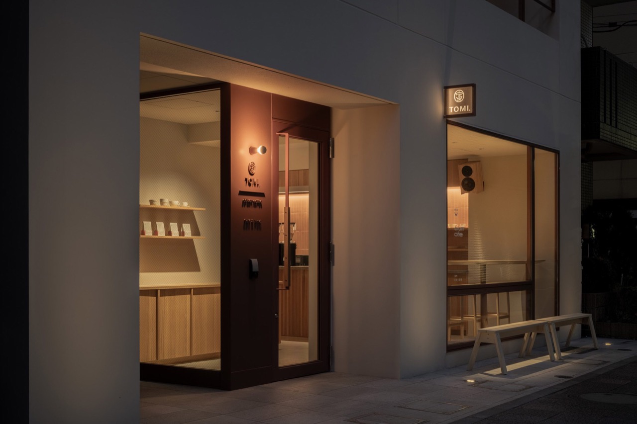 夜はカフェが看板になる · 1階のカフェの入口。宿泊客専用のロビーを別に置かず、通り側のカフェがその役を兼ねる。ⓒKeiji Ashizawa Design / Dezeen掲載分