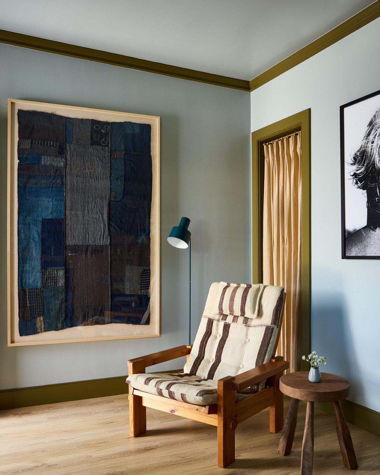 サーフクラブのようなロビー · 内装はWard + Gray。1960年代の海辺の暮らしから色と素材を取っている。ⓒHotel Corduroy