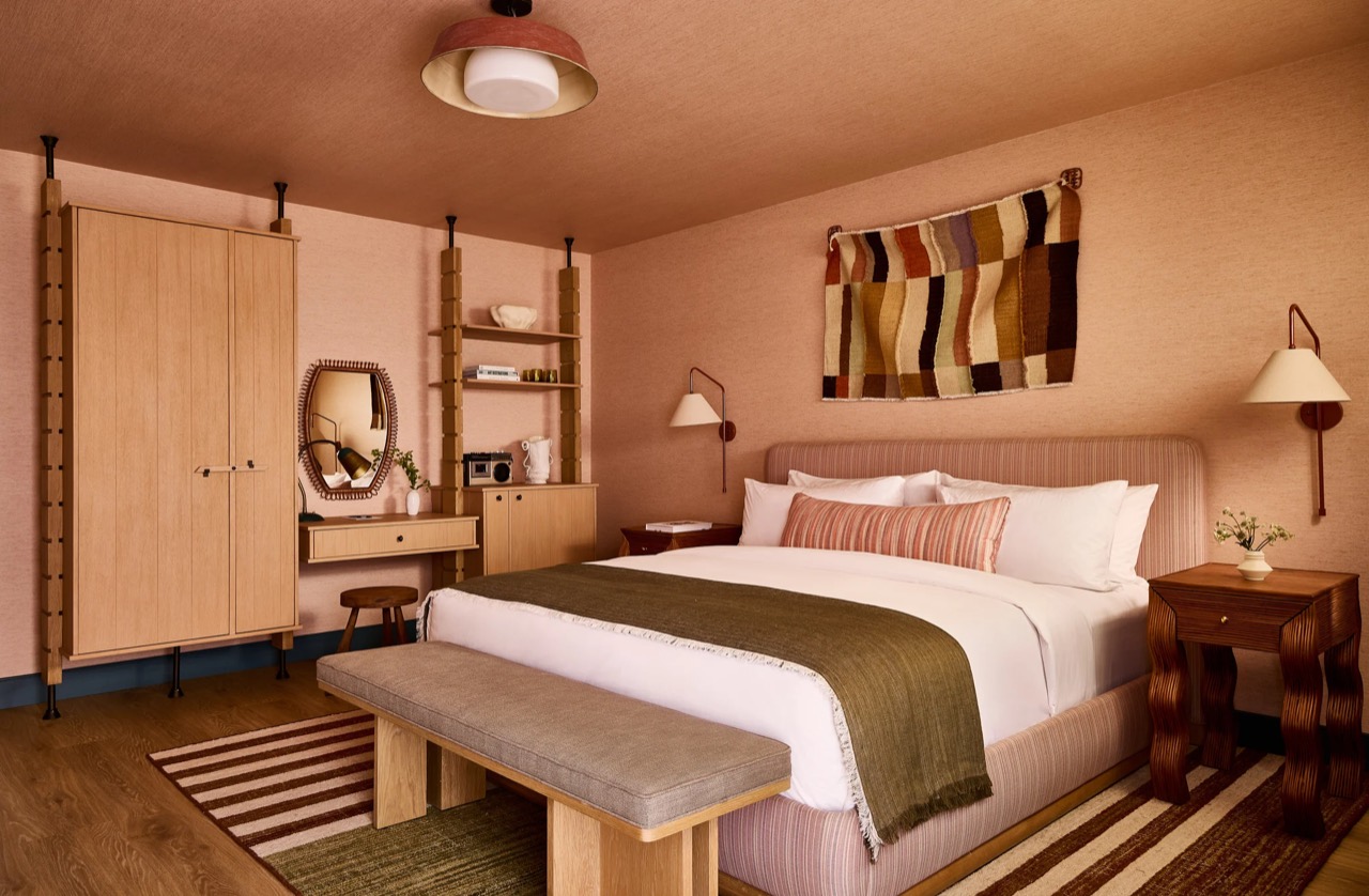 Sounder Ocean King · 壁は草を編んだ布、家具はラタン。湿気に強い組み合わせではない。ⓒHotel Corduroy
