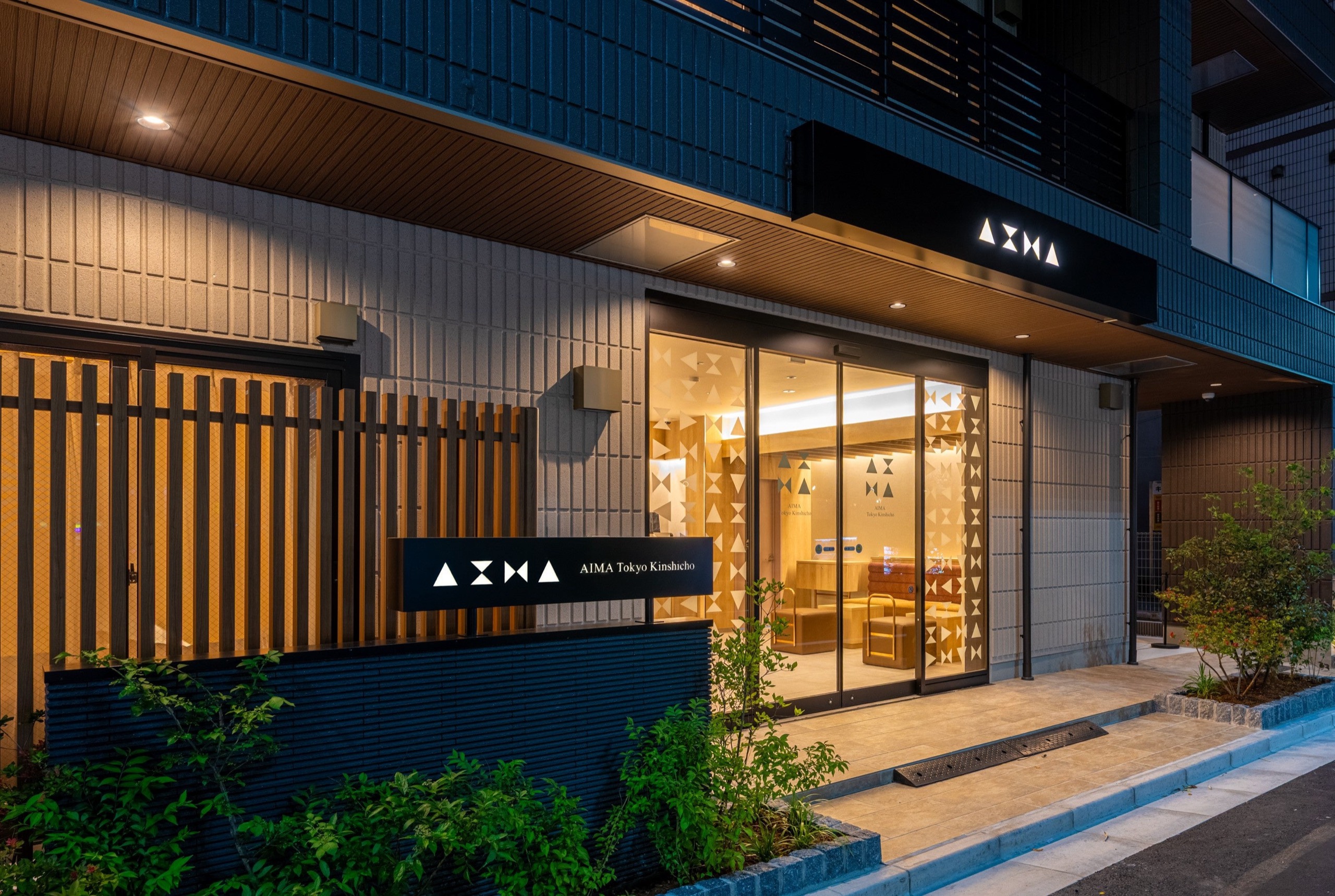 AIMA Tokyo Kinshicho 외관 · 대로변이 아니라 한 블록 안쪽. 1층은 출입구와 프런트가 쓴다. ⓒカソク株式会社 / PR TIMES