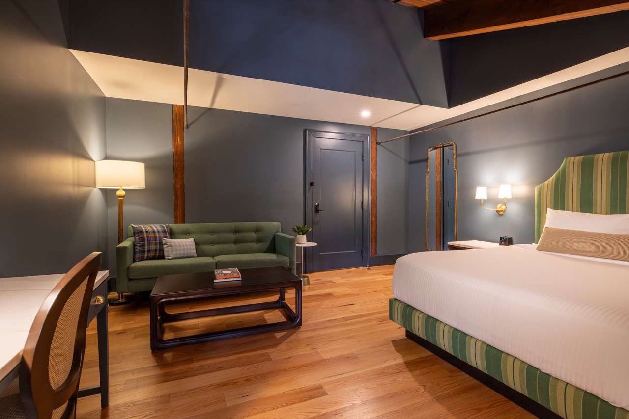 디럭스 킹 · 침구 회사 사옥이었다는 사실을 방 안 직물로 받았다. ⓒThe Laurel Hotel