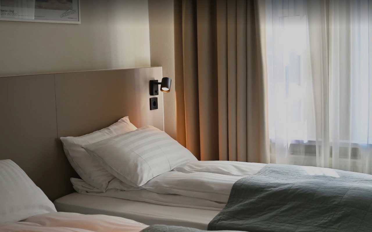레이캬비크 Vesturbær · 1961년에 지은 건물. Metropolitan Hotel이라는 이름으로 오래 영업하다 2023년에 간판을 갈았다. ⓒLocal 101 Hotels