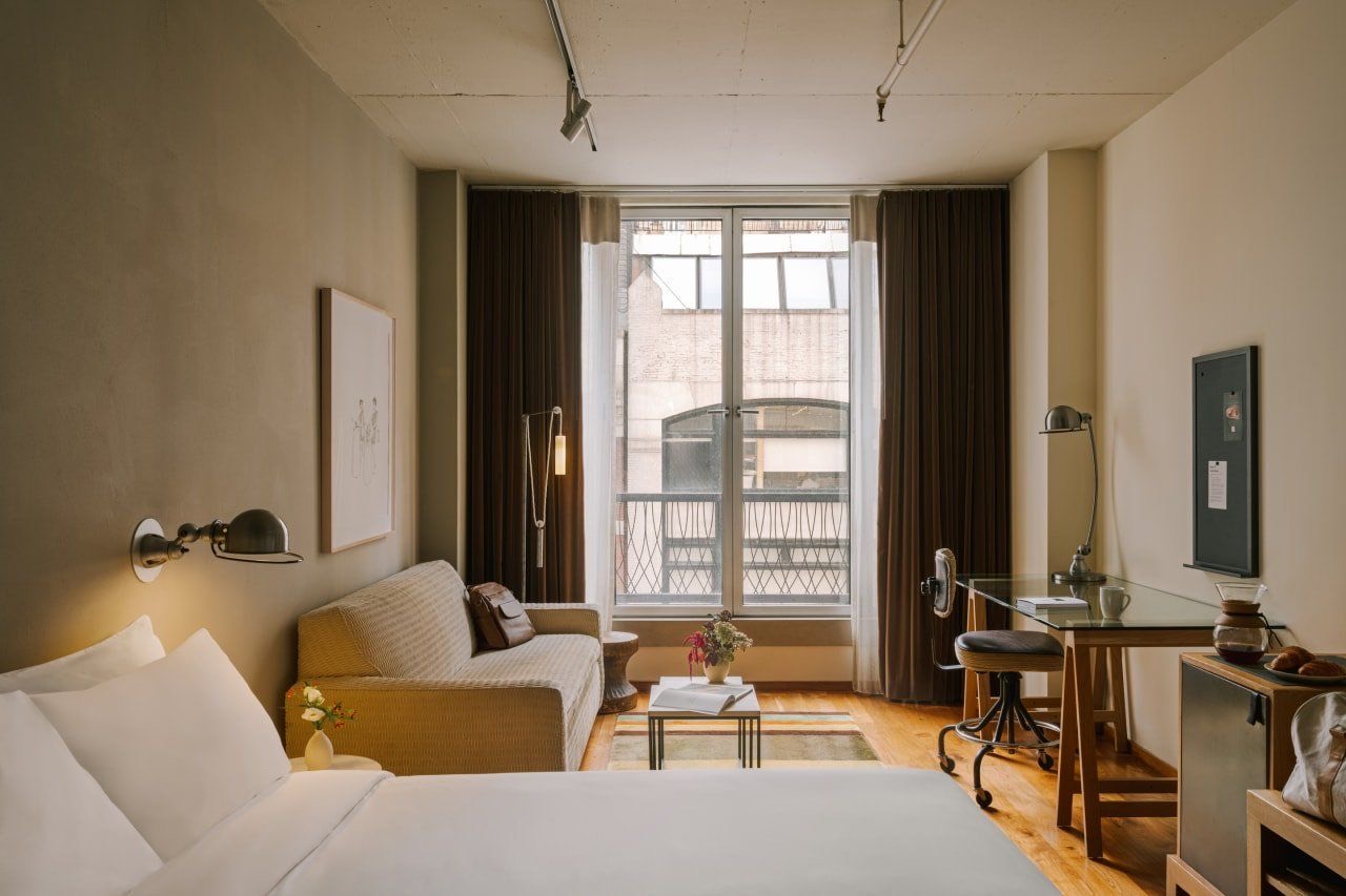 객실 · 천장 슬래브를 감추지 않았다. 창 바깥의 난간이 줄리엣 발코니다. ⓒThe Chambers Hotel