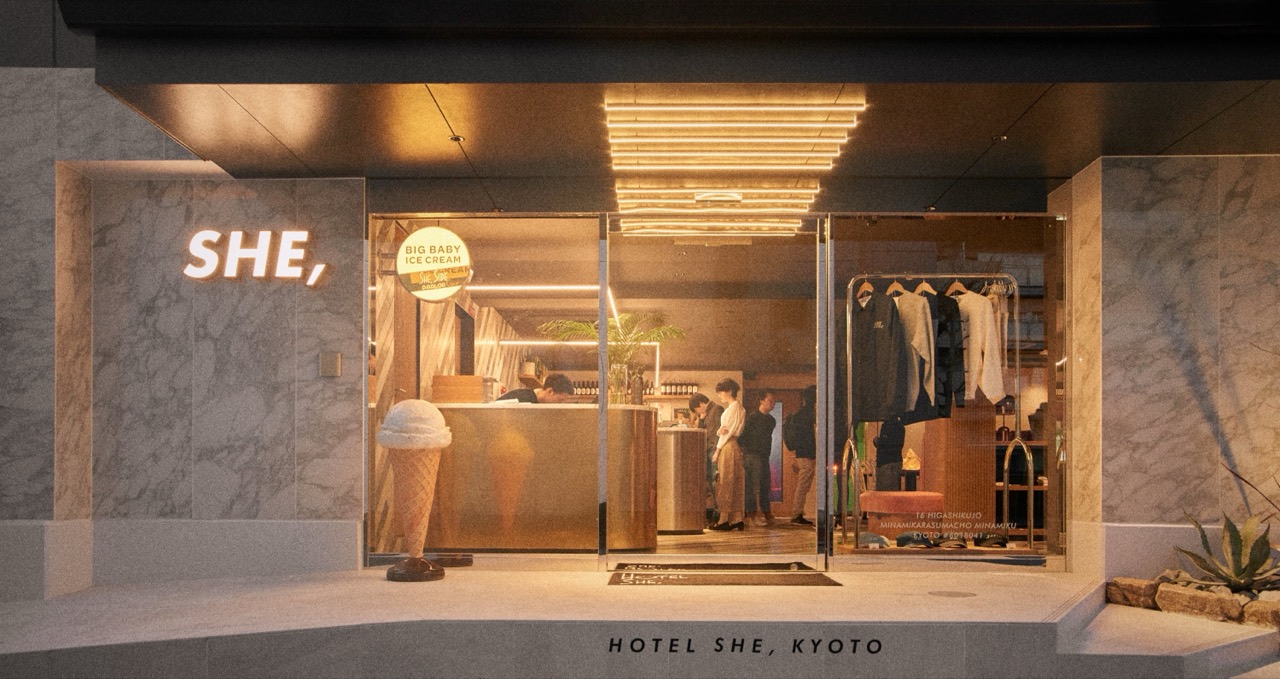 HOTEL SHE, KYOTO · 2016년 개업한 33실 본점. 유리 너머로 프런트와 아이스크림 매대, 옷 행어가 한 번에 보인다. ⓒ株式会社水星