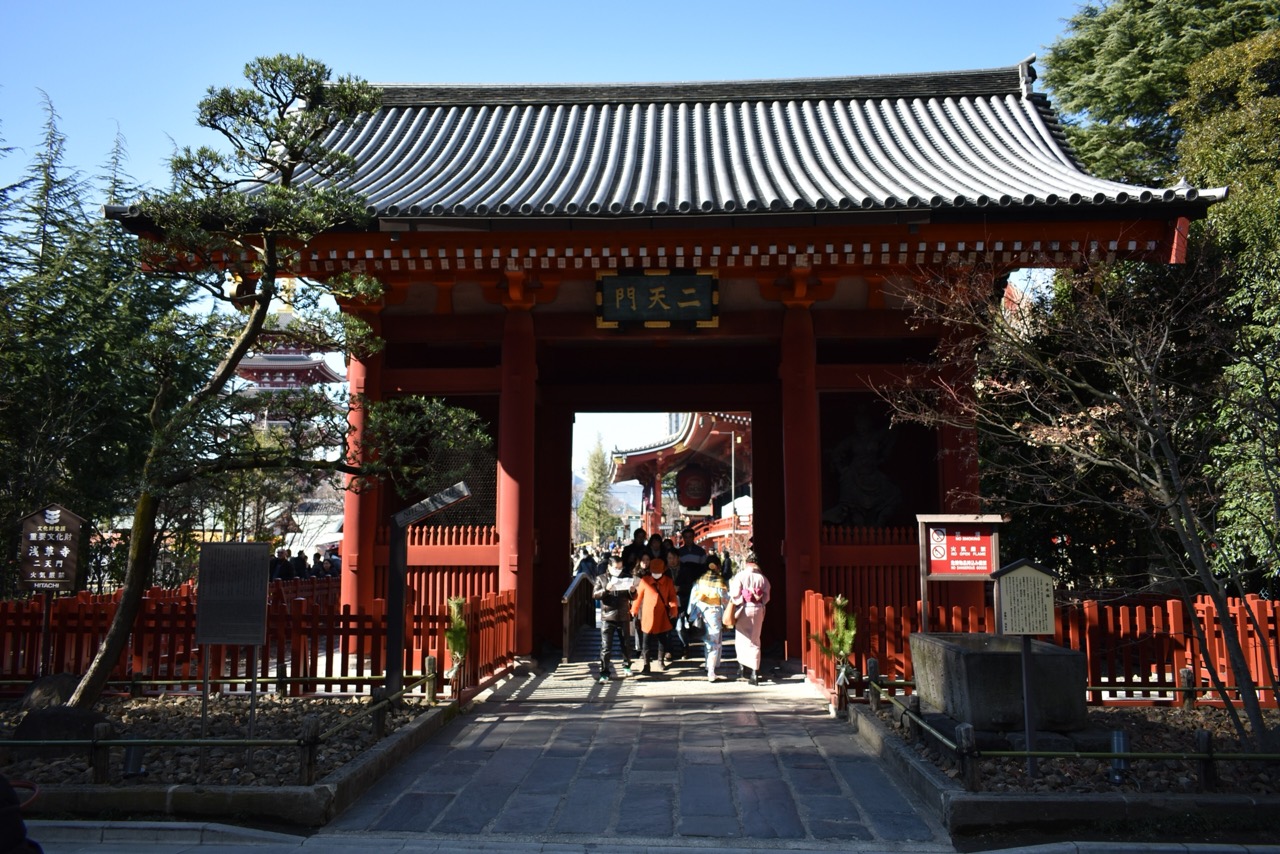 二天門 · 1649年建立の浅草寺の東門。このホテルは門のすぐ横の路地に立つ。ⓒ江戸村のとくぞう · CC BY-SA 4.0