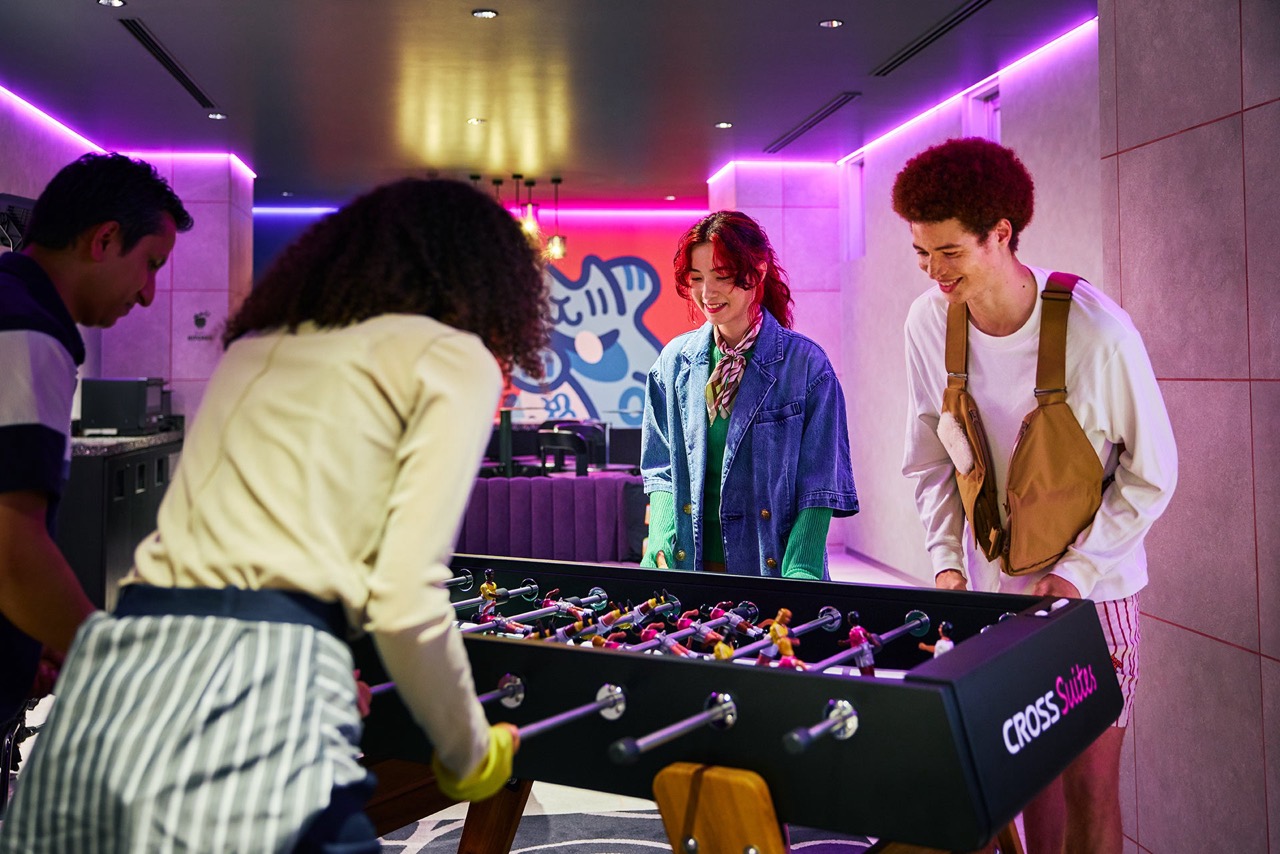 Hang Out @CROSS Suites · テーブルサッカーとボードゲームを置いた1階ラウンジ。オーブントースターとIHコンロはこの奥にある。ⓒオリックス・ホテルマネジメント