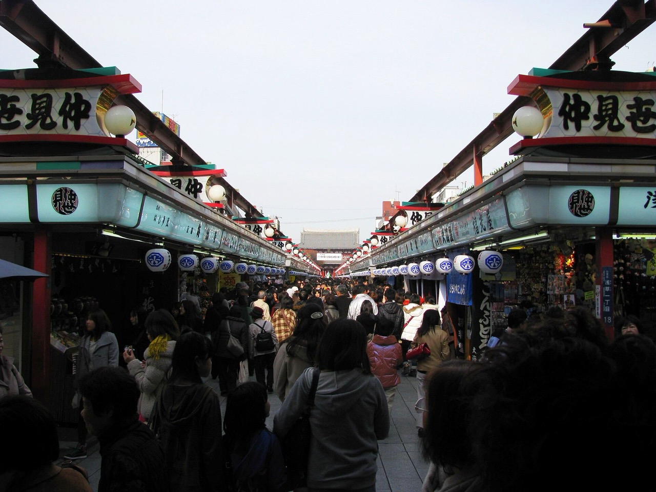 仲見世 · 浅草寺へ続く商店街。ホテルに食堂をつくらなくてよい条件がこの通りに敷かれている。ⓒAimaimyi · CC BY-SA 3.0
