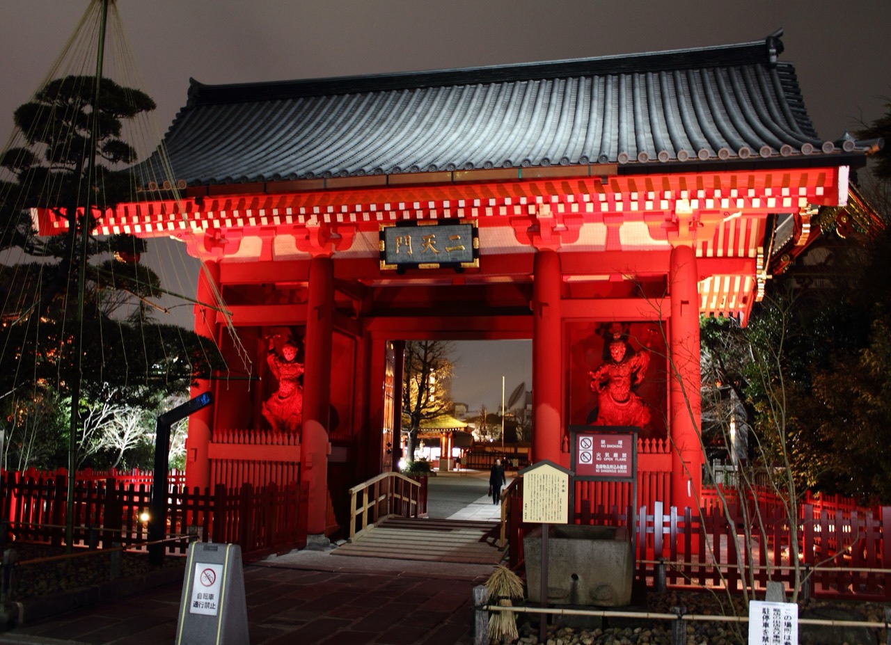 夜の浅草寺 · 昼の人波が引いたあとが、この町に泊まる者の時間である。ⓒKakidai · CC BY-SA 3.0
