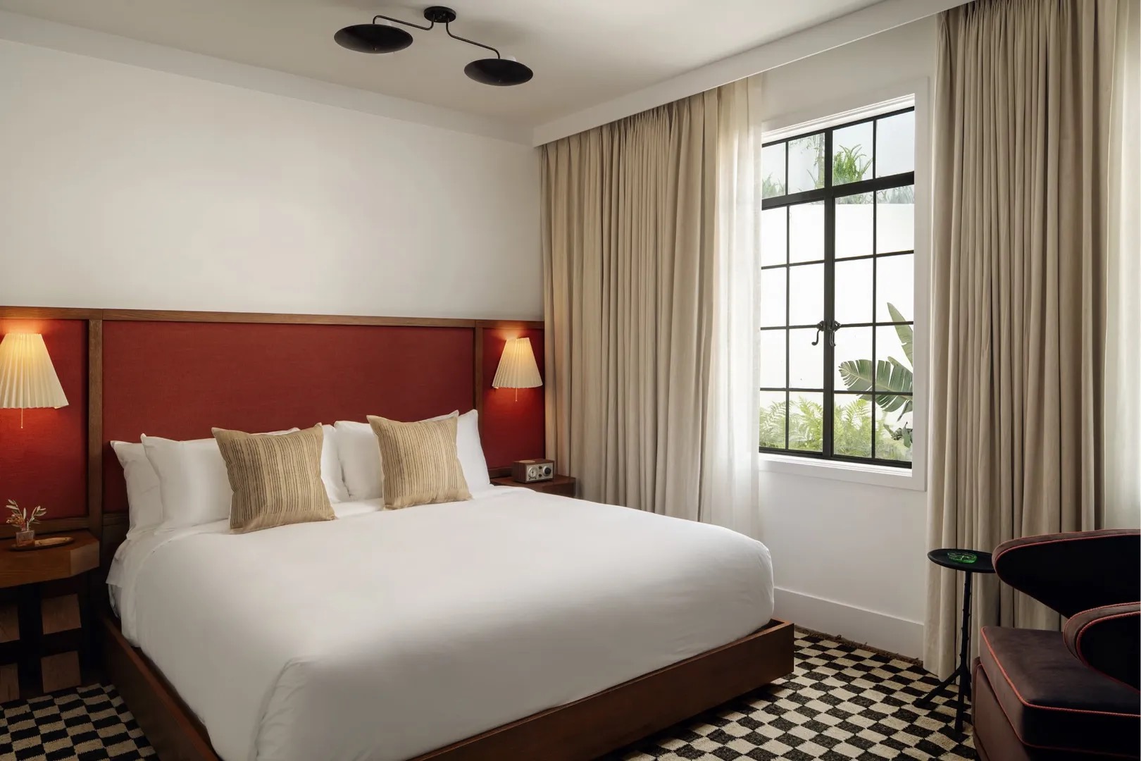 시그니처킹 · 230~267제곱피트, 6.5~7.6평. 원래 있던 아치 창과 창틀을 그대로 쓴다. ⓒHotel Lucile · Casetta Group