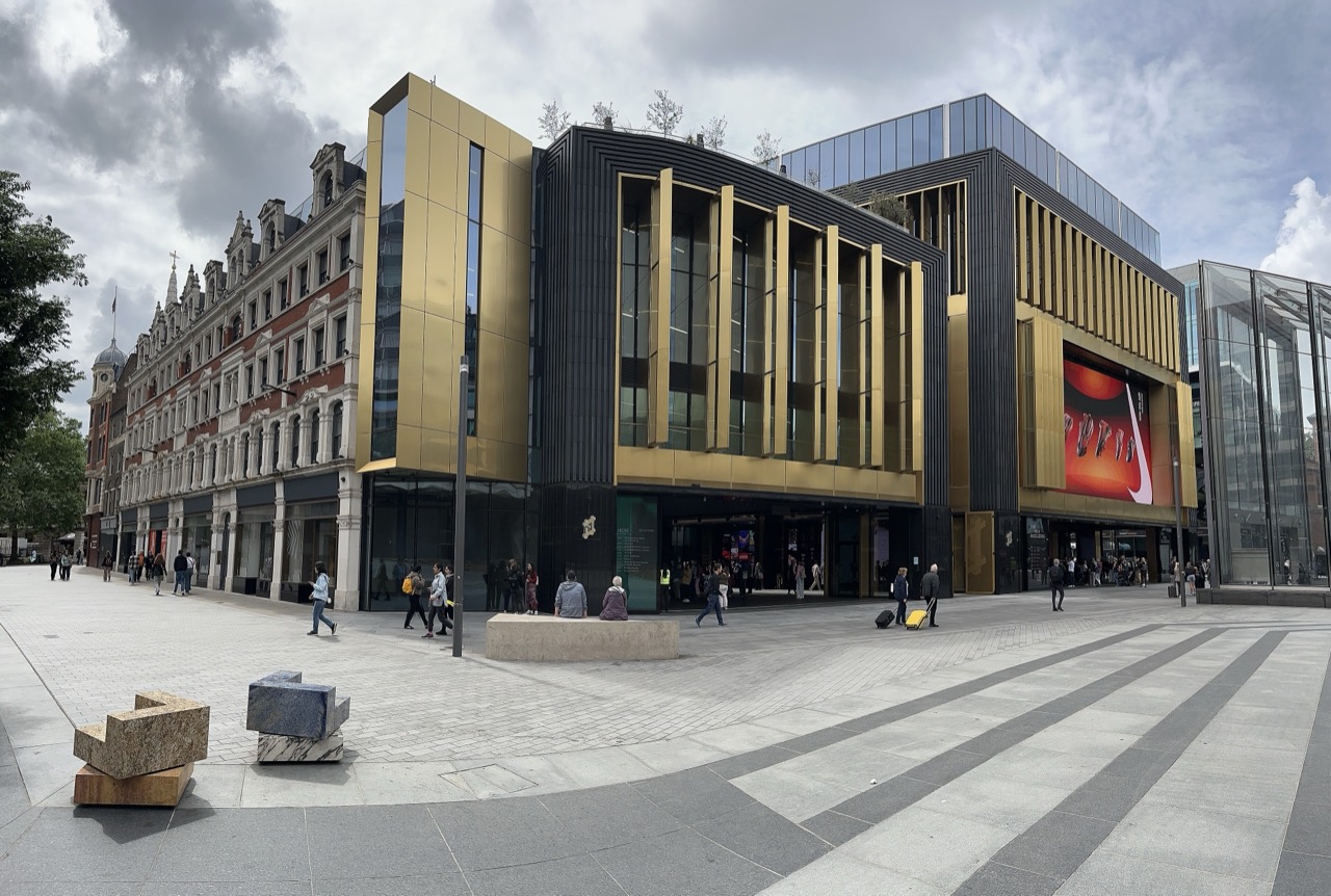 The Now Building · Outernet London의 중심 건물. 이 건물 안에 호텔 객실 일부가 들어 있었다. ⓒMatt Brown · CC BY 2.0