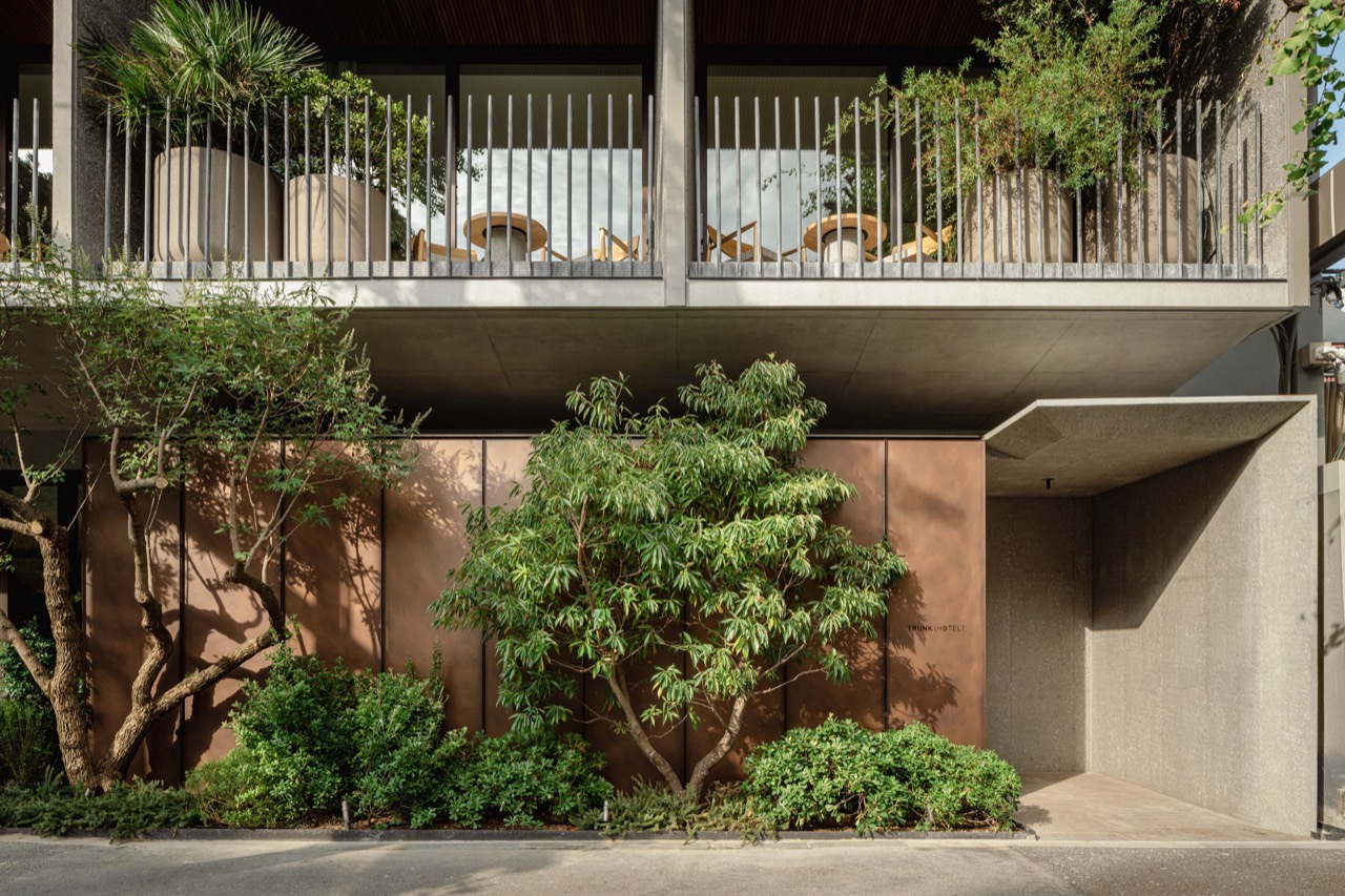 TRUNK(HOTEL) YOYOGI PARK · 2023년 도미가야에 연 두 번째 호텔. 갈색 금속 패널 벽 옆으로 입구를 깊게 들였다. 설계는 Keiji Ashizawa Design과 Norm Architects. ⓒKeiji Ashizawa Design