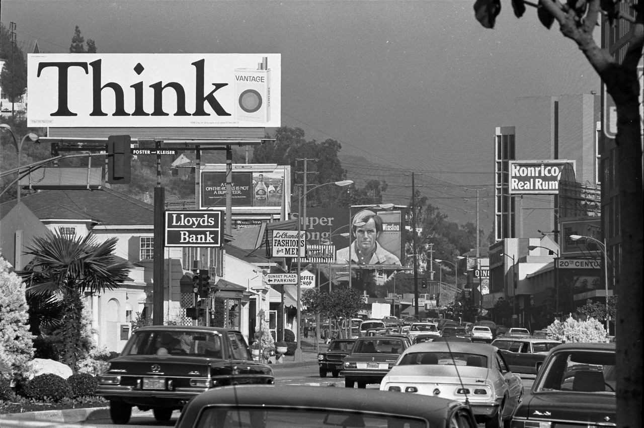 1975년 선셋 스트립 · 건물만 한 광고판이 길 위로 겹겹이 선 선셋 스트립. ⓒLos Angeles Times · CC BY 4.0 / Wikimedia Commons